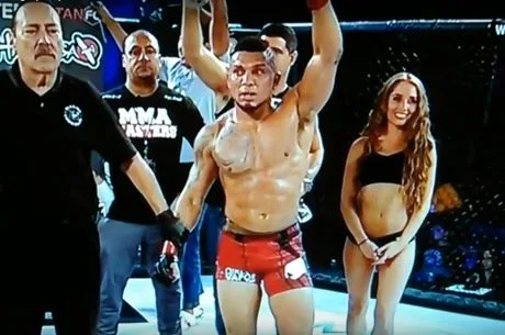 Lutador de MMA se revolta ao saber que perdeu luta e dá soco em ring girl