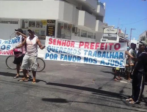 Vendedores ambulantes protestam na Praia do Morro, em Guarapari