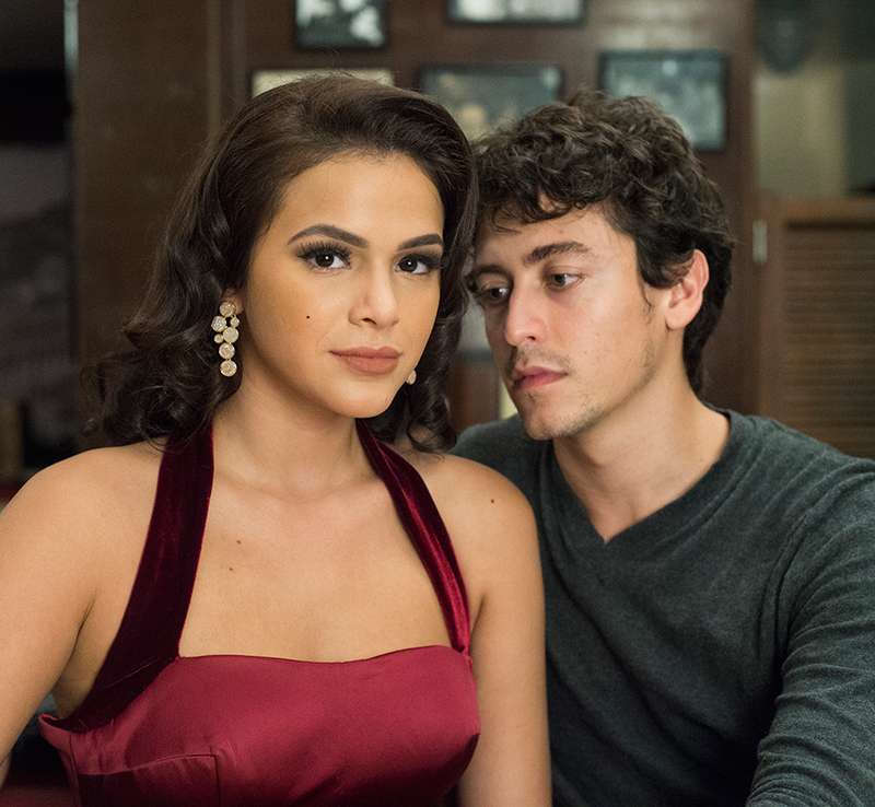 Cena de Bruna Marquezine e Jesuíta Barbosa quase quebra a internet