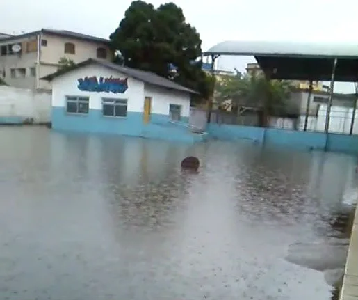 Por causa da chuva, escolas de Cariacica ficam alagadas e aulas são suspensas