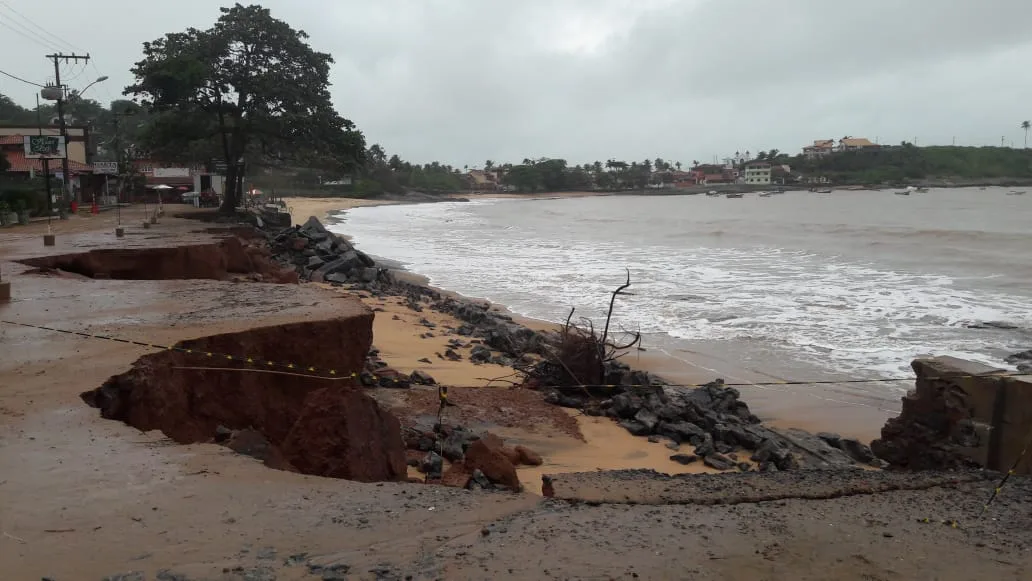 Ressaca! Mar avança cinco metros e abre cratera na Orla de Meaípe, em Guarapari