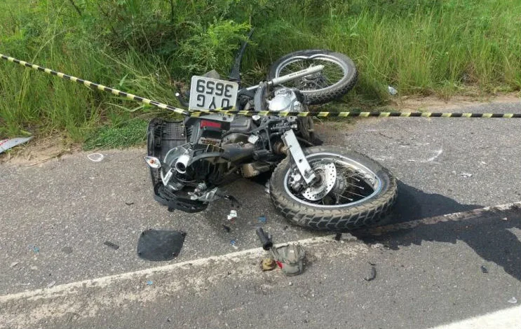 Jovem morre após bater de moto em caminhão na Rodovia do Sol em Anchieta