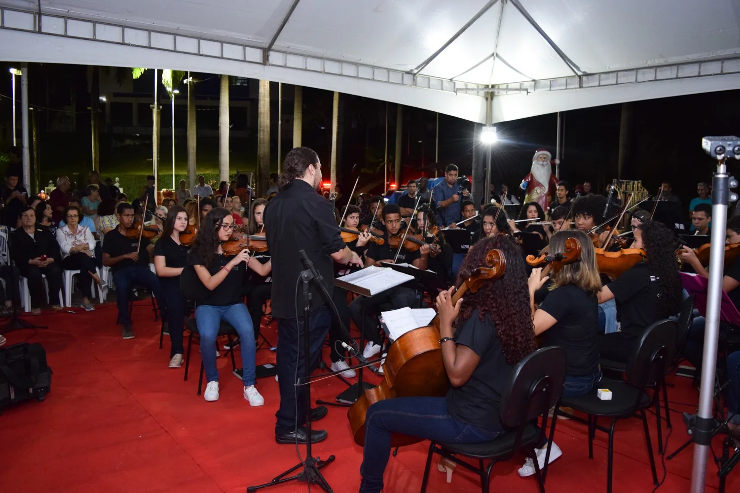 Concerto de Natal é atração da praça central em Cachoeiro