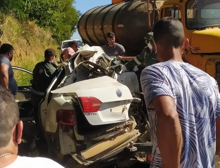 Duas pessoas morrem após batida entre carro e caminhão em Itapemirim