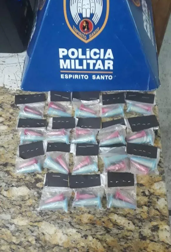 PM de Guarapari apreende pinos de cocaína com indivíduo na orla de Setiba