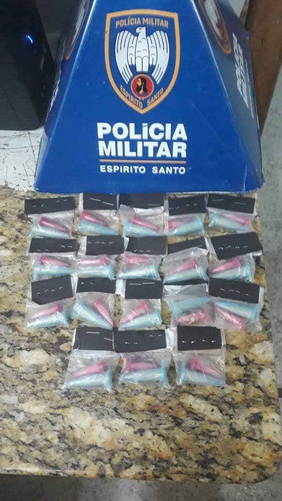 PM de Guarapari apreende pinos de cocaína com indivíduo na orla de Setiba