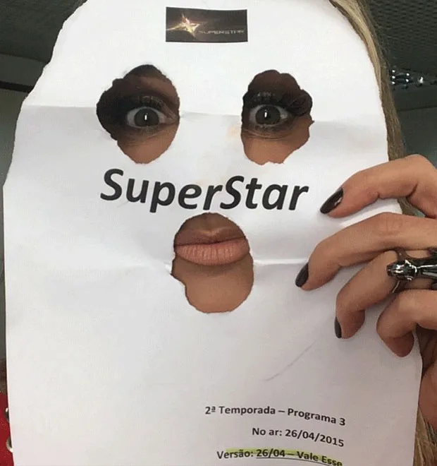 Fernanda Lima brinca ao usar máscara improvisada nos bastidores do Superstar