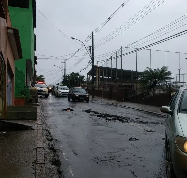 Rua é parcialmente interditada por causa de chuva em Cachoeiro