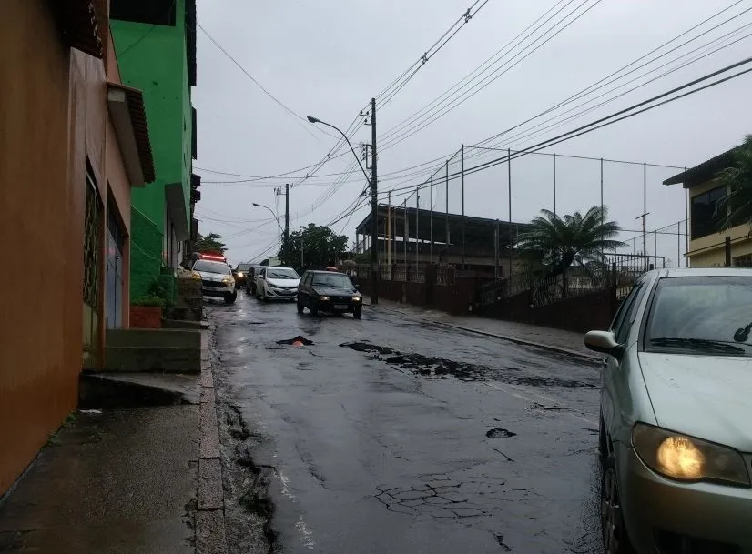 Rua é parcialmente interditada por causa de chuva em Cachoeiro