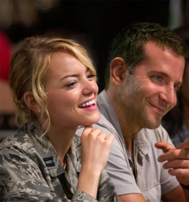 Na brincadeira, Bradley Cooper e Emma Stone criam perfis no Tinder