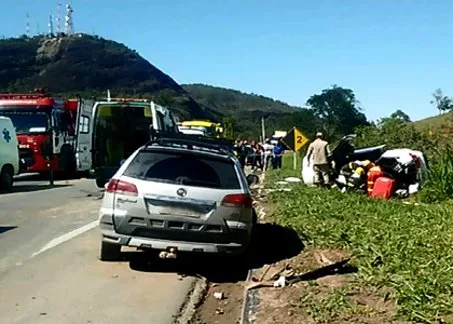 Grave acidente entre carreta e carros deixa uma pessoa morta e duas feridas em Guarapari