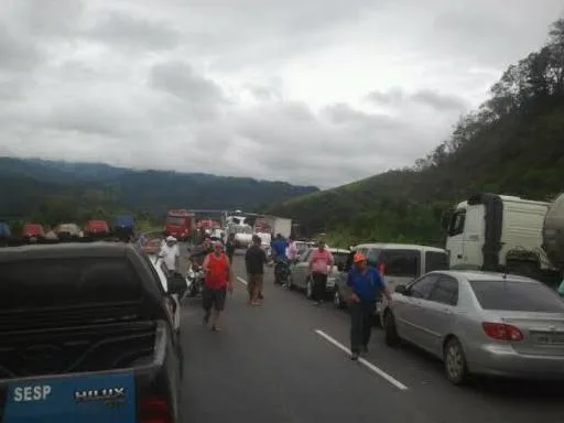 Acidente entre carreta e carros deixa oito feridos na BR- 262