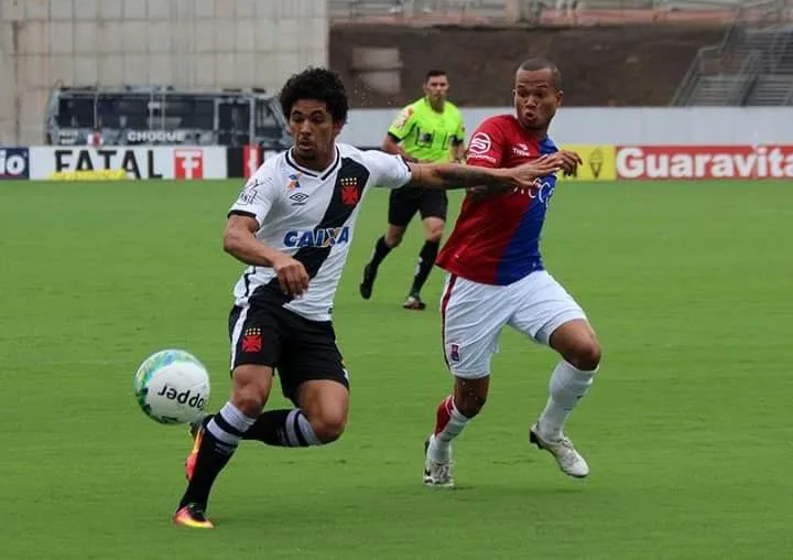 Vasco vence Paraná por 1 a 0 e alivia pressão pelo acesso na Série B