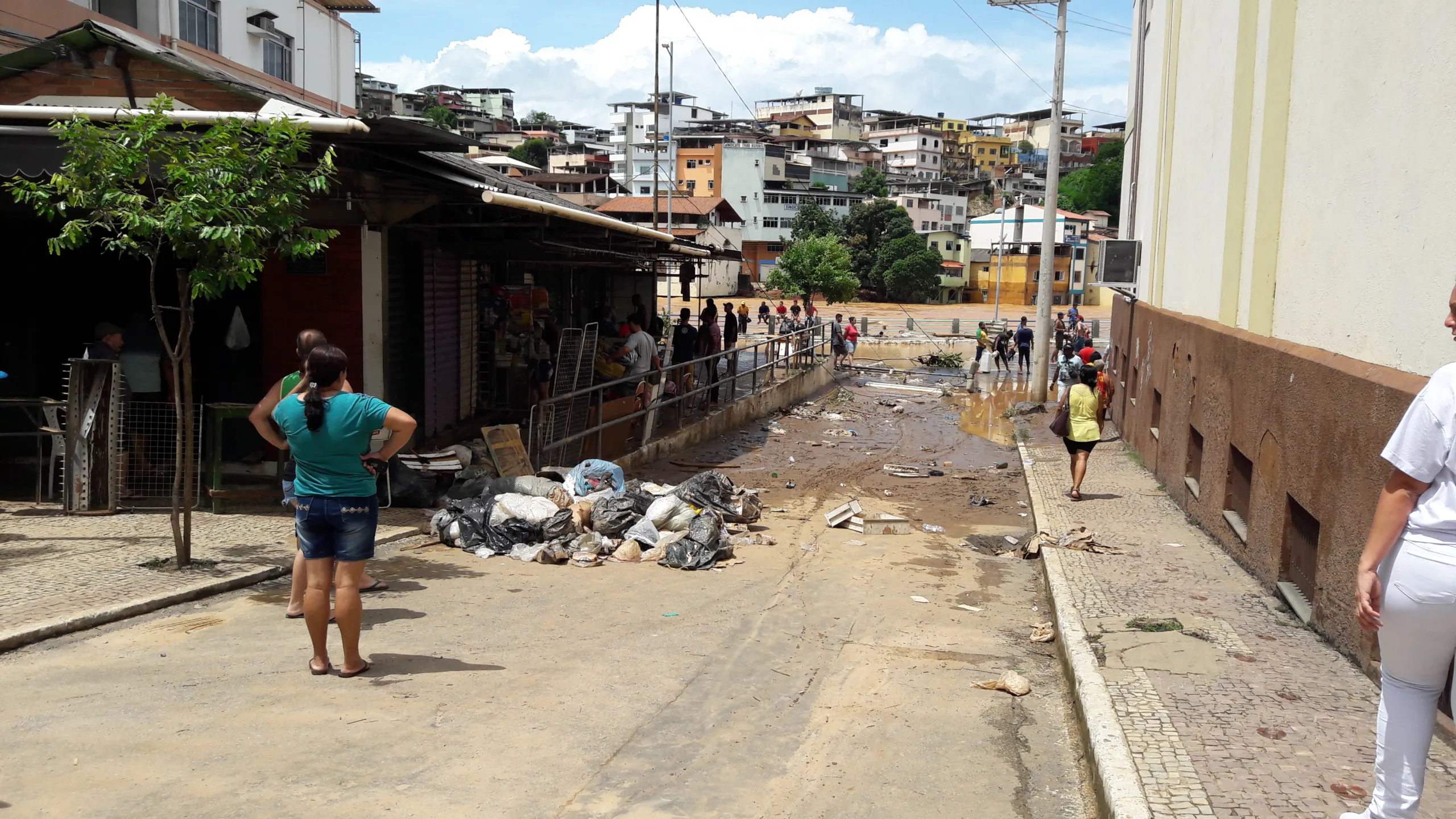 Lojas atingidas pela enchente em Cachoeiro fazem bazar solidário