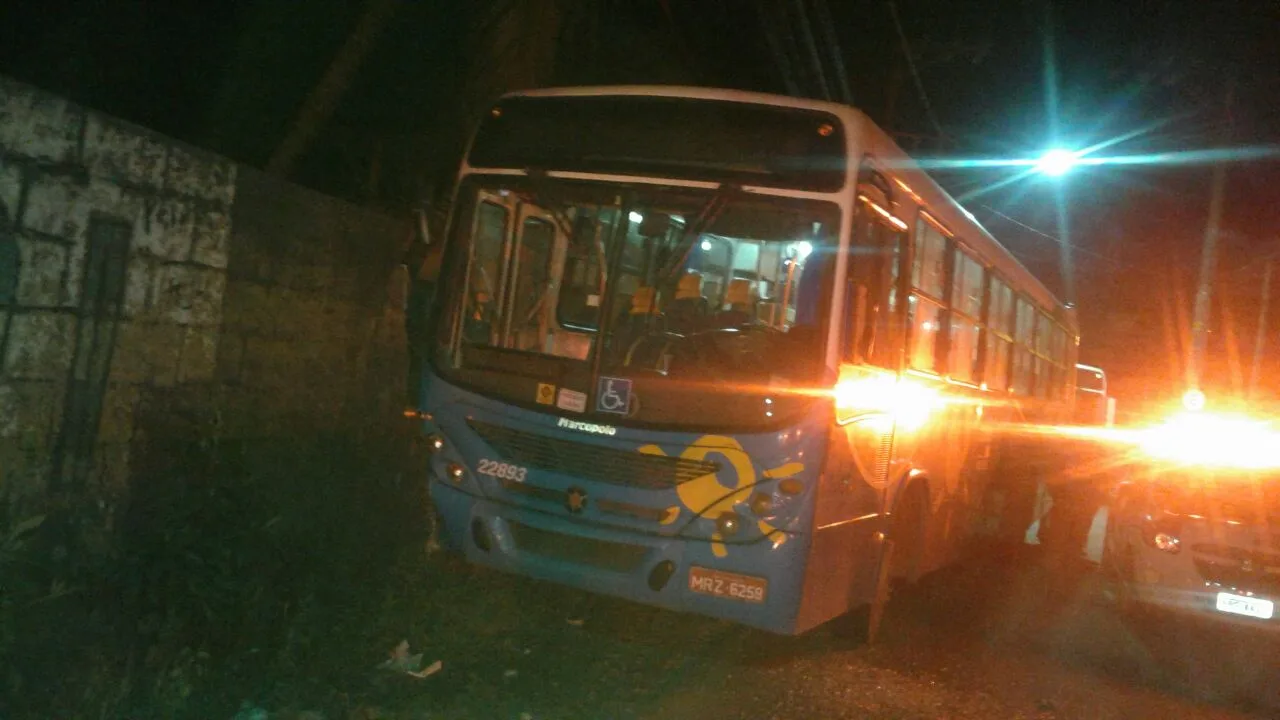 Homem rende motorista, assume controle de ônibus e bate em muro em Cariacica