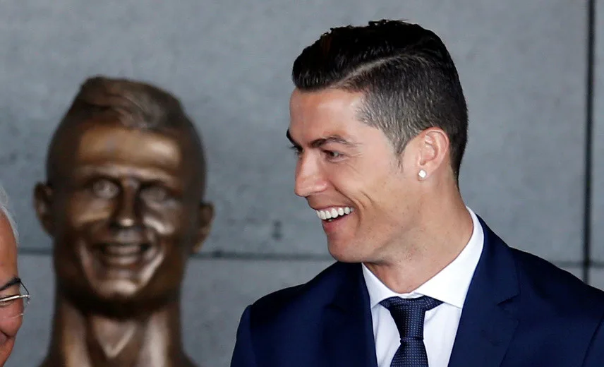 Cristiano Ronaldo inaugura busto em aeroporto rebatizado com seu nome