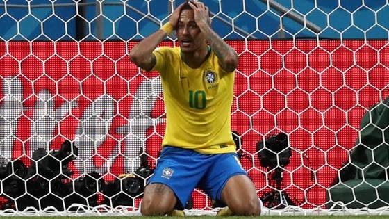 Neymar em jogo apagado: rende pouco, cai pouco e não ajuda Brasil