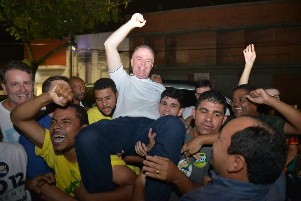 Subindo o morro com lata d’água na cabeça em dia de chuva