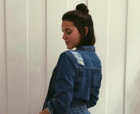 Bruna Marquezine faz pose ao exibir look all jeans na web