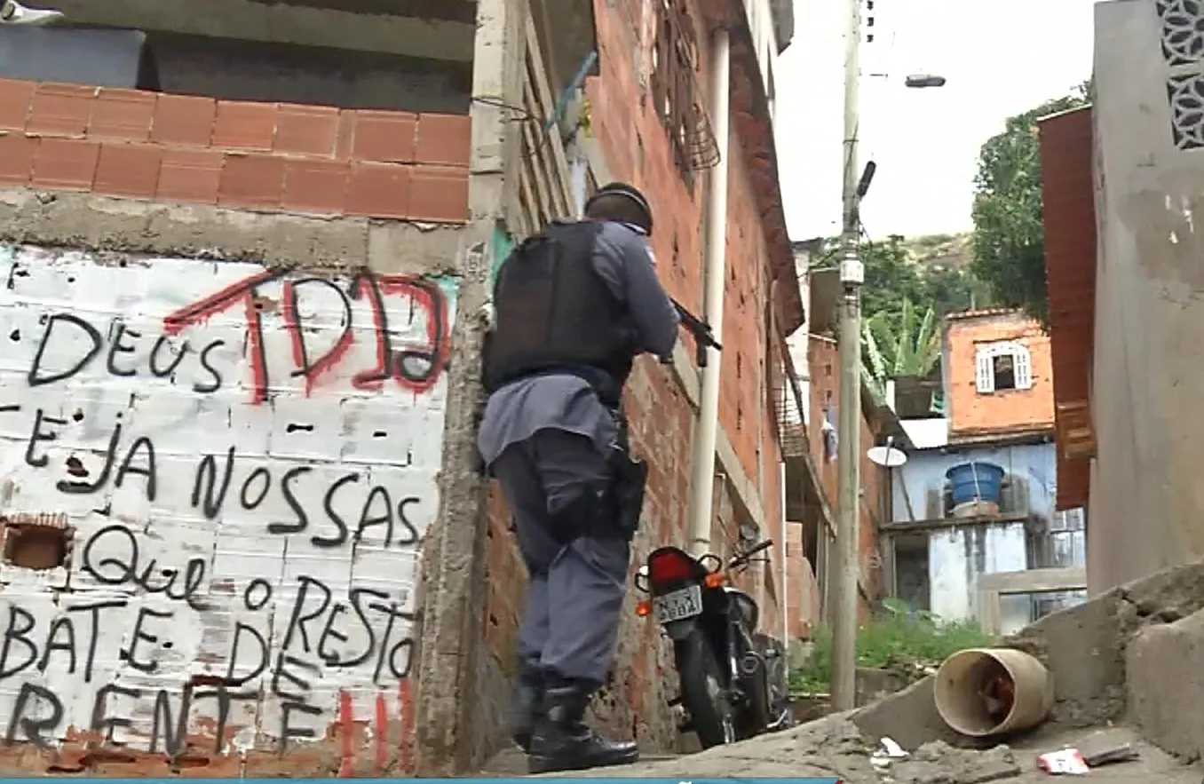 Força Tática da Polícia Militar realiza patrulhamento no Bairro da Penha