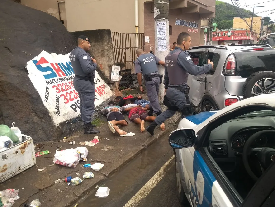 Trio foge da polícia em carro roubado e atropela mulher em VV