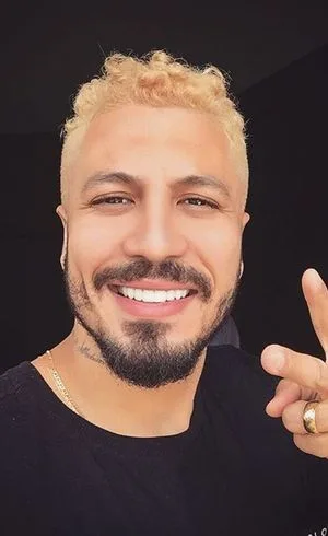 Ex-BBB Fernando Medeiros muda o visual e aparece loiro nas redes sociais