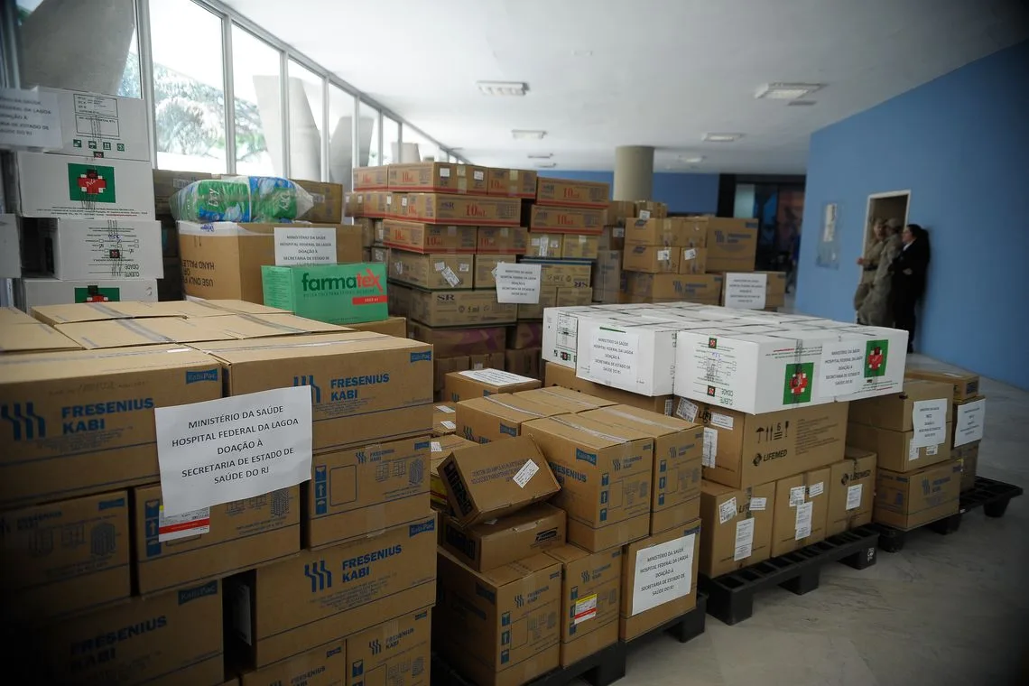 Rio de Janeiro – Distribuição de medicamentos e material hospitalar doados pelo governo federal à rede estadual de saúde, a partir do Hospital Federal da Lagoa (Fernando Frazão/Agência Brasil)