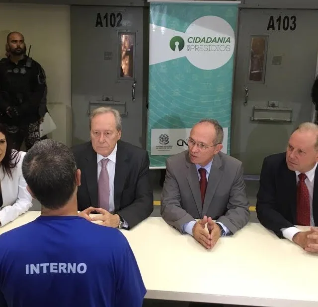 Lewandowski entrega alvará de soltura a detentos durante visita ao ES