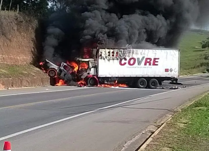 Caminhão explode e motorista morre carbonizada na BR-101 em Aracruz