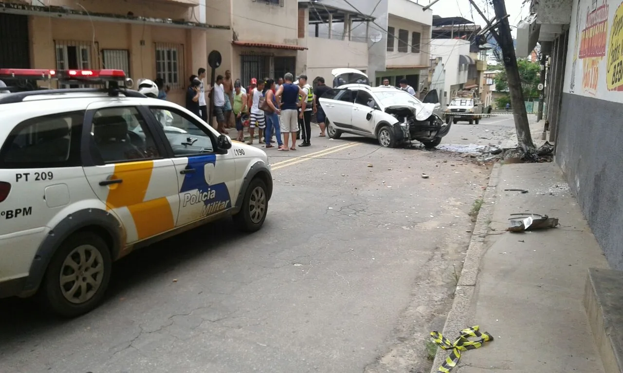 Suspeito fura blitz com carro roubado e bate em poste após perseguição policial em Cachoeiro