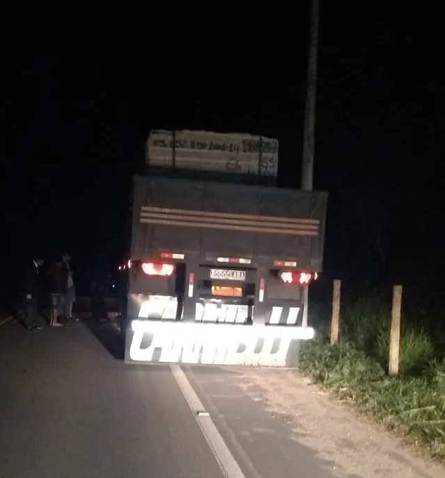 Pai morre e filha fica ferida após motocicleta colidir com carreta em Barra de São Francisco