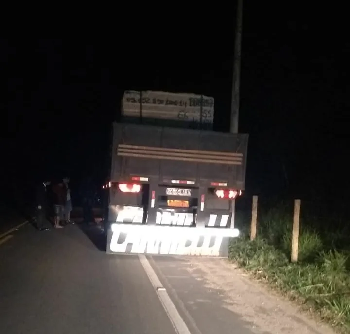 Pai morre e filha fica ferida após motocicleta colidir com carreta em Barra de São Francisco