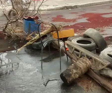 Cano de esgoto estoura e moradores protestam na Serra