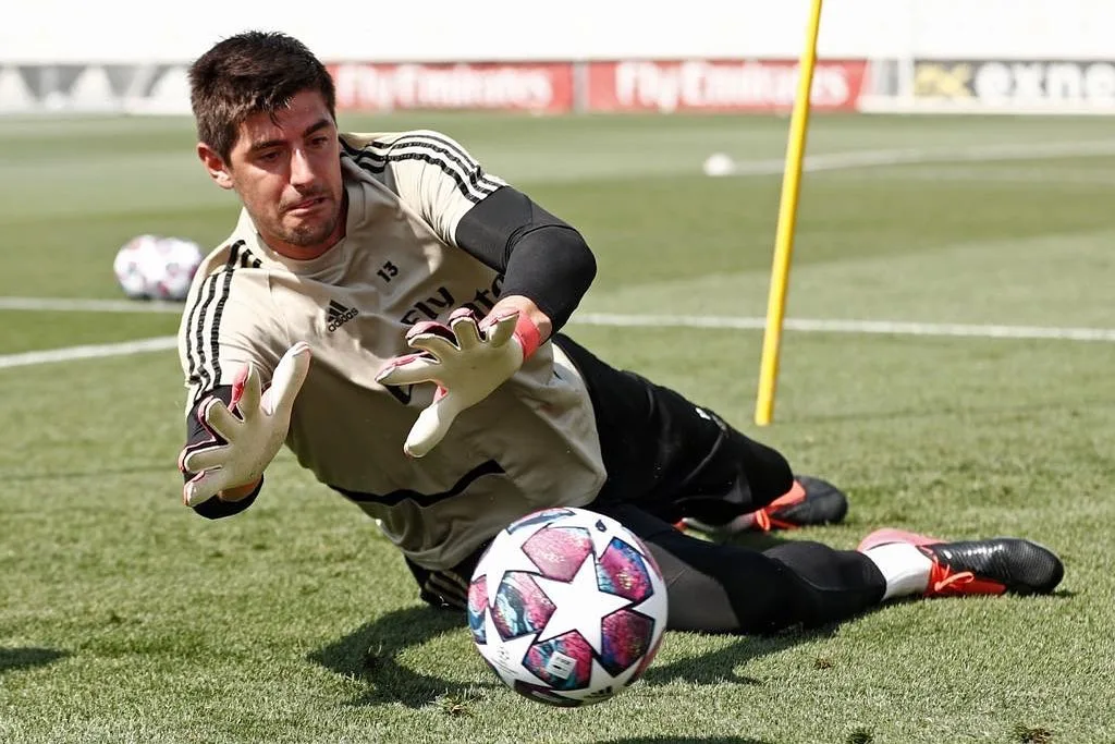 Courtois rompe ligamento e só deve voltar a jogar pelo Real Madrid em 2024