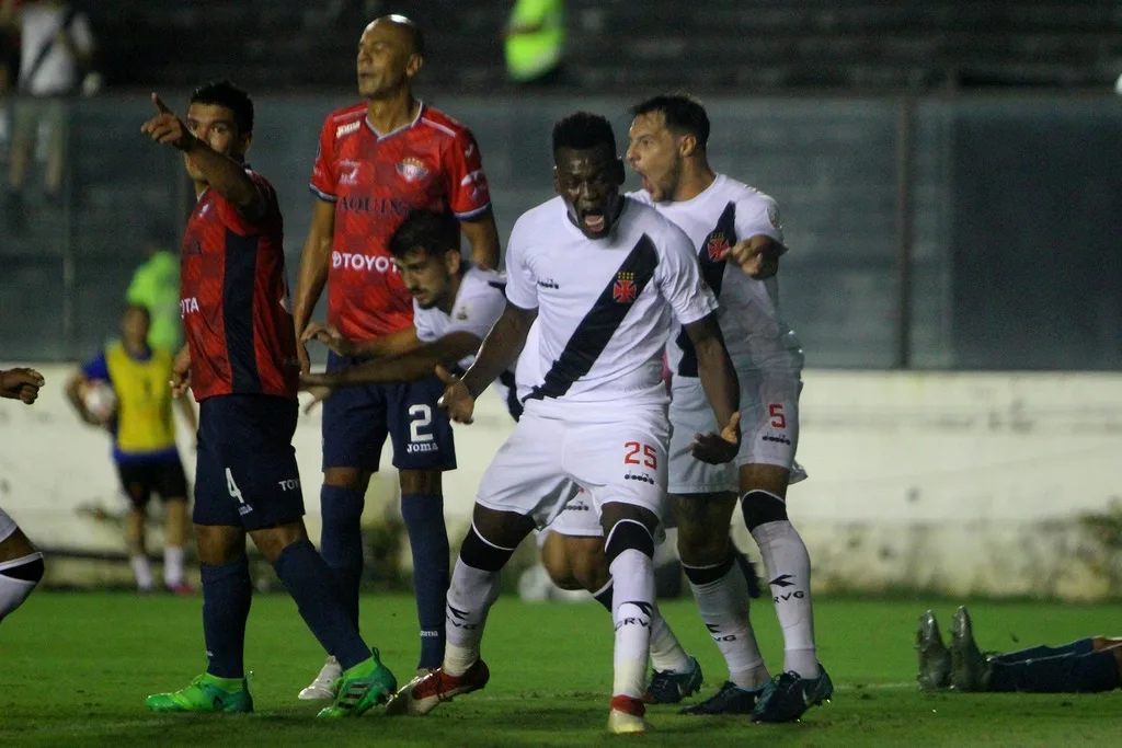 Vasco goleia o Jorge Wilstermann e fica perto da fase de grupos da Libertadores