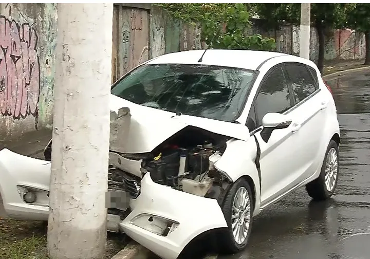 Guimba de cigarro faz motorista perder controle da direção e bater em poste na avenida Beira Mar