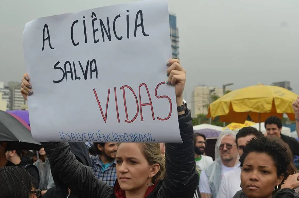 Cientistas protestam contra cortes no orçamento destinado a ciência e tecnologia