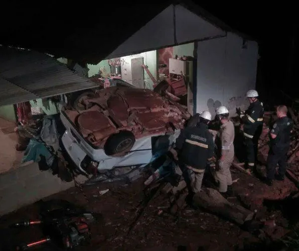 Casal morre após veículo capotar e atingir casa em Santa Maria de Jetibá