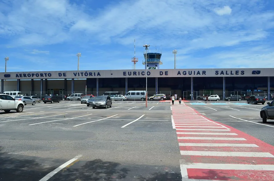 Bandidos invadem pista do Aeroporto de Vitória e tentam assaltar carro-forte