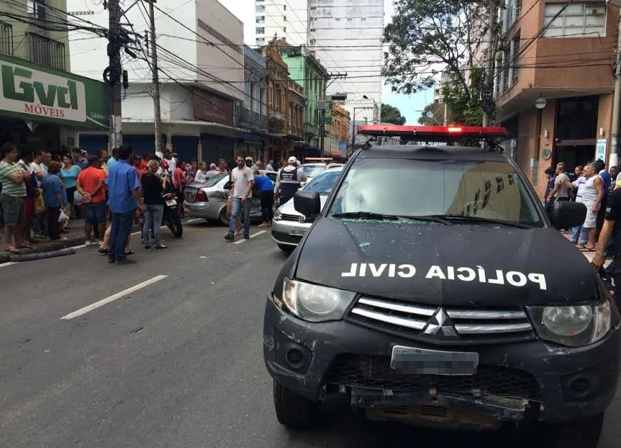 Acidente entre viatura da PC e táxi deixa dois feridos no Centro de Vitória