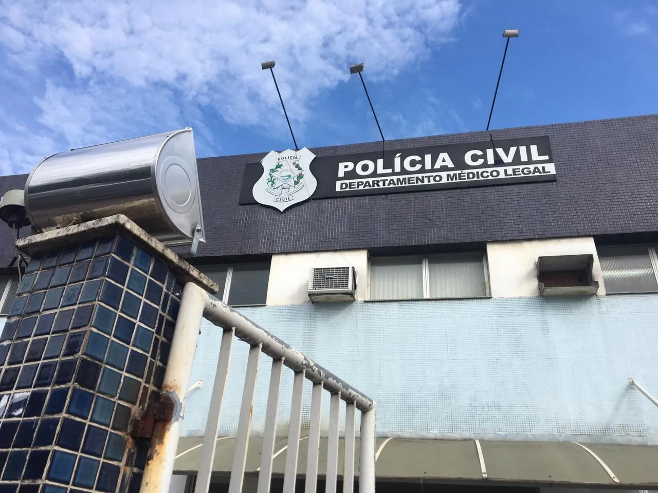 Homem é surpreendido por criminosos escondidos em matagal e acaba morto