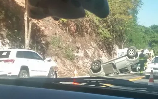 Batida entre duas caminhonetes deixa uma pessoa ferida na BR-101 em Sooretama