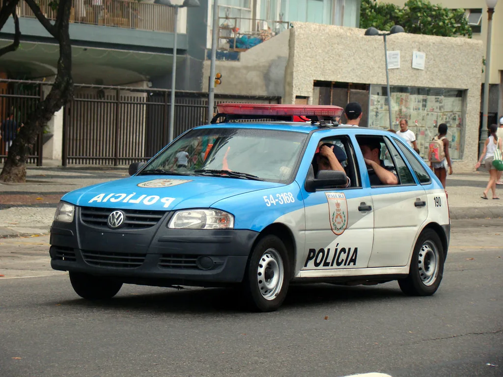 Rio reajusta salários de policiais em até 10,22% para evitar motim que ocorre no ES