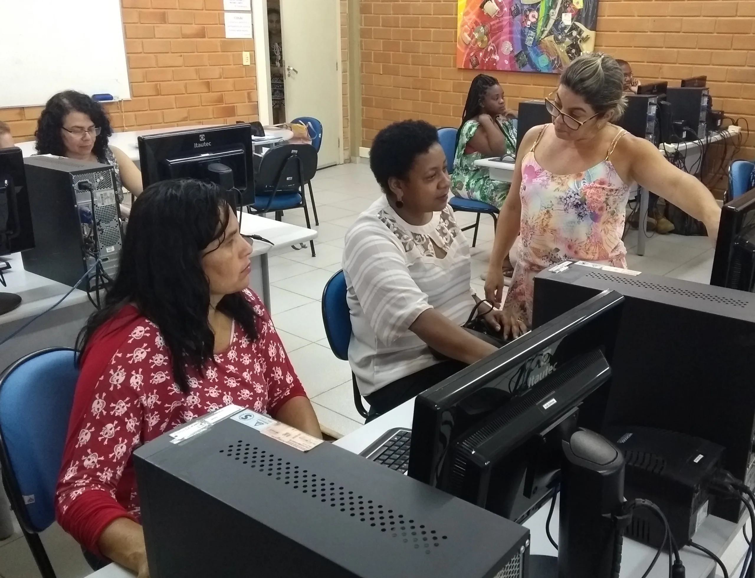 Cursos gratuitos na área de educação são ofertados em Cachoeiro