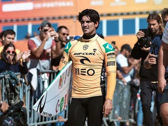 Gabriel Medina é eliminado em Portugal e esquenta briga pelo título do Circuito Mundial