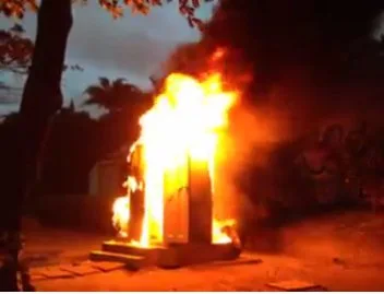 Vandalismo! Banheiros químicos são incendiados na praia da Ilha do Boi