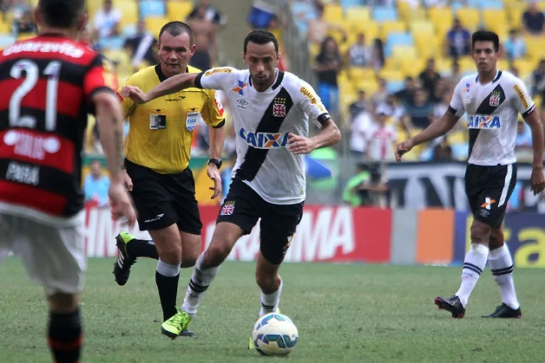 Vasco vence o Flamengo de virada e segue na luta contra o rebaixamento