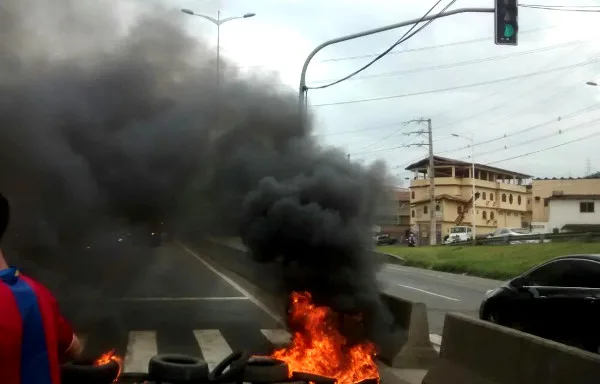 Protesto interdita completamente BR 101 nesta segunda-feira em Cariacica