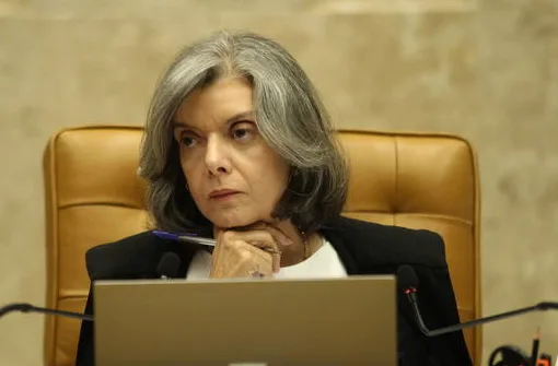 'Não compete a ninguém fazer dossiê', diz ministra Cármen Lúcia