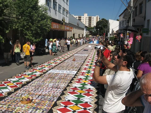 Corpus Christi: voluntários começam a montar tapete nesta quarta-feira em Castelo